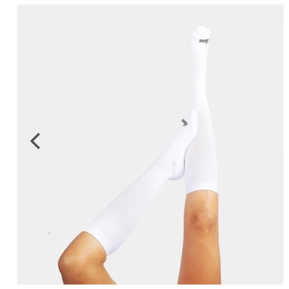 Clove White Compression Socks 20-30mmHg Knee High Size Medium SOXMWH New